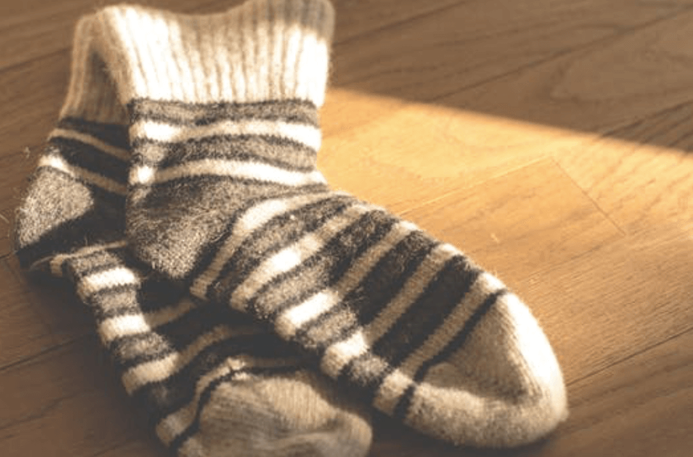 Halte deine Füße warm – am besten mit Fußbädern und weichen, dicken Socken!