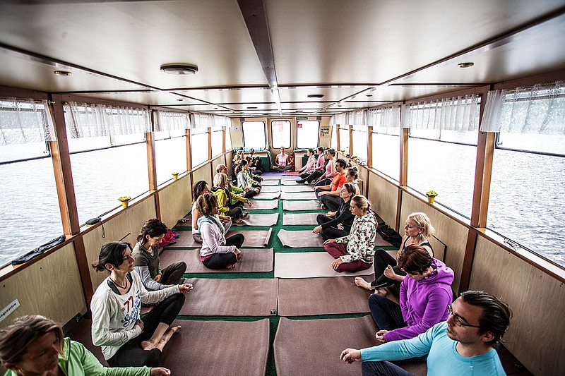 Wenn ein Schiff zum Yogaraum wird! Das gibt's beim Wasnerin Yoga Festival! Wenn ein Schiff zum Yogaraum wird! Das gibt's beim Wasnerin Yoga Festival!