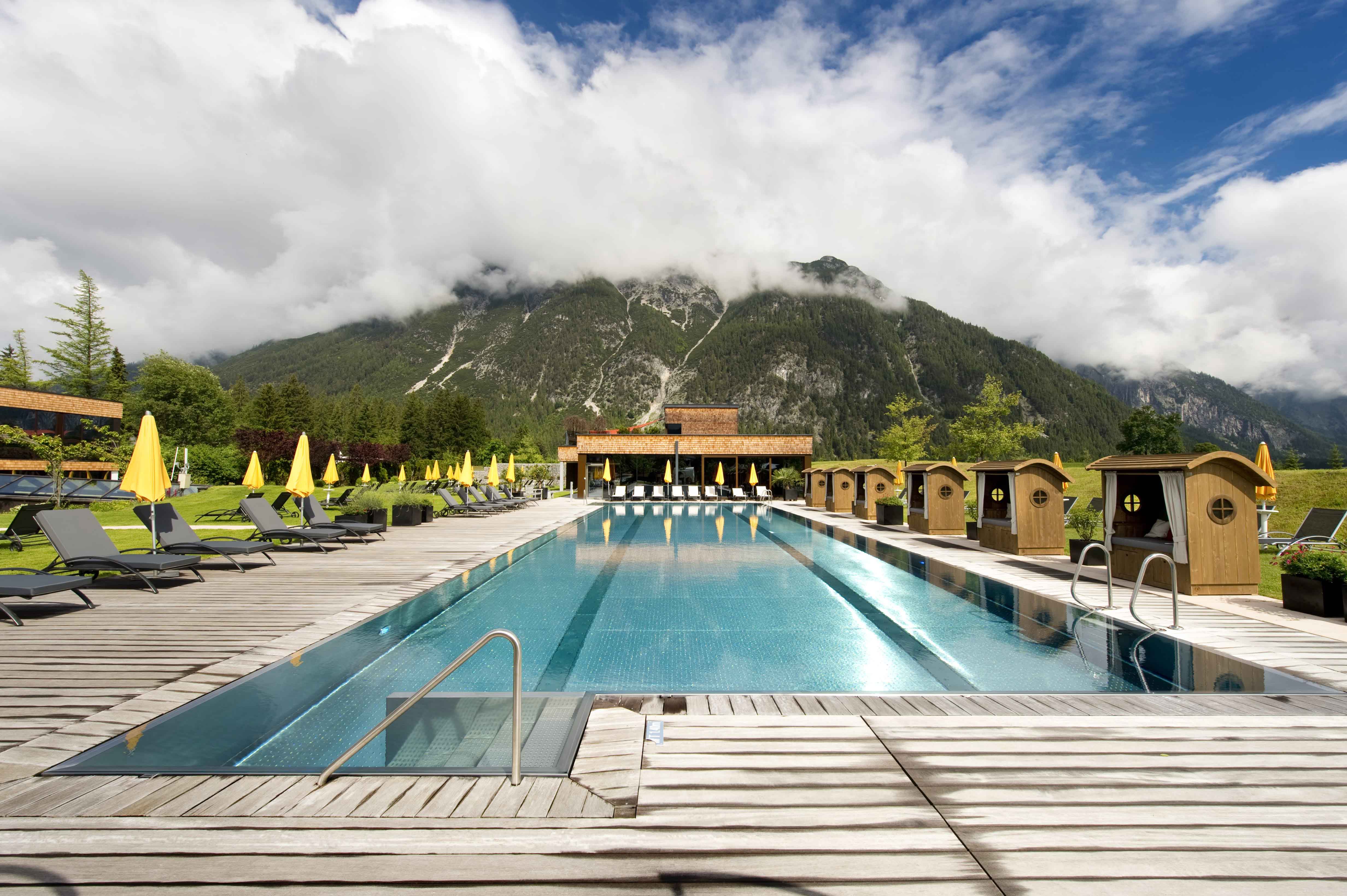neue Strandkoerbe im Hotel Quellenhof in Leutasch