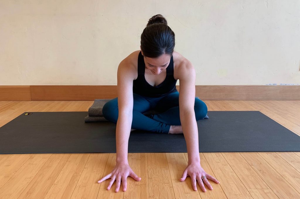 Yogaübung für eine gute Nacht – Einfacher Schneidersitz mit Vorbeuge (©»Yoga für gesunden Schlaf« von Mark Stephens)